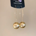 Gros plan des boucles d'oreilles boules dorées brossées avec crochets en argent S925 - Crochets de boucles d'oreilles / Doré