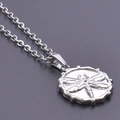 Collar de acero inoxidable plateado con colgante de libélula sobre fondo gris - Colgante con Collar / Color Acero