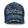 Dettaglio della toppa BOSTON su cappellino in denim blu scuro consumato con visiera - Regolabile / Blu scuro