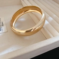 Detailansicht eines breiten vergoldeten Armreifs mit poliertem Spiegelglanz in Geschenkbox - Groß / Gold