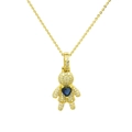 Detailaufnahme eines goldenen Halskettenanhängers mit einer Jungenfigur und blauem Herz - Figur-Blaues Herz