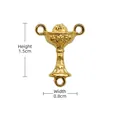 Detail eines 1,5 cm goldenen Kelch-Schmuckverbinders mit 3-Wege-Aufhängeschlaufen - 1.5cm / Gold
