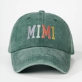 Detalle de gorra de béisbol verde lavada con bordado colorido de letras MIMI - Talla única / Verde Oscuro