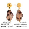 Dettaglio degli orecchini dorati in acciaio e acrilico leopardato con dimensioni reali - Stile Sfera Dorata Pendente Macchiato Marrone (JDE0207050)