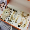 Elegantes 5-teiliges Gold-Uhren- und Schmuckset mit Strasssteinen in einer orangefarbenen Box - Hip Hop Gold Quadratische Uhr ohne Datum 5-teiliges Set
