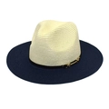 Détail d'un chapeau de paille bicolore avec calotte ivoire et boucle dorée élégante - M (56-58cm) / Bleu Marine & Crème
