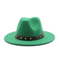 Dettaglio di fedora in lana smeraldo con cintura in pelle marrone e borchie dorate - M (56-58cm) / Verde Erba