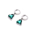 Dettaglio di orecchini a cerchio in argento con ciondoli a cuore in cristallo verde su sfondo bianco - Argento Zirconia Verde