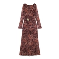 Abito lungo in mesh con stampa paisley, vestibilità slim, girocollo e spilla dorata - XS / Cuoio
