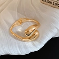 Vista detallada de un brazalete de gota dorado con acabado de espejo pulido sobre tela - 3# Pulsera-Dorado