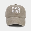 Λεπτομέρεια κεντήματος Dog Mom και πατούσας σε ξεπλυμένο χακί βαμβακερό καπέλο - Ρυθμιζόμενο / Χακί
