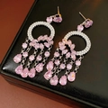 Détail de boucles d'oreilles pompons en zircon rose avec gouttes argentées sur écrin - Argent-Rose (Tige en Argent)