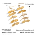 Vista detallada de pendientes de hoja dorados en acero con medidas y dimensiones - Estilo de Borla de Hoja Dorada (YYE025362)