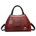 Sac à main rouge brillant en cuir embossé crocodile avec poignées et bandoulière - Rouge
