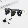 Bracciale ad anello in pizzo nero gotico con gemma vintage e dettaglio rosa - Bracciale in pizzo
