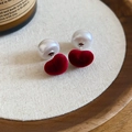 Détail d'une boucle d'oreille cœur rouge floqué avec perle sur fond en tissu naturel - 58# Clous Cœur Flocage Rouge avec Perle Blanche (925 Sterling Silver Earring Post)