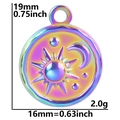 Makroansicht des schillernden Sonnen- und Mondanhängers mit Maßen 16mm und 2,0g Gewicht - Sonne Mond Stern - Regenbogen