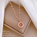 Detailopname van een roségouden bloemenhanger met roze edelsteen in een beige sieradendoos - Roségouden Bloem Hanger (B211)