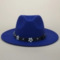 Chapeau Fedora bleu roi en laine avec pétales de fleurs blanches et rivets en métal - M (56-58cm) / Bleu