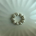 Portatovaglioli elastico con perle bianche finte e distanziali in metallo con strass - 9 Perle Argento C14 / Argento