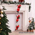 Dettaglio di Babbo Natale da 30cm che sale su una scala di corda vicino al caminetto - 30cm Scala 3 Persone