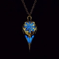 Dettaglio di una collana vichinga con teschio di corvo e occhi blu luminosi al buio - Bronzo Antico Luce Blu
