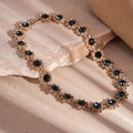 Dettaglio macro della collana floreale in oro con cristalli blu e diamanti scintillanti - Collana Di Fiori Con Strass Blu / Blu