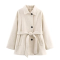 Détail du manteau en laine avoine avec col double, gros boutons noirs et ceinture de taille - XS / Blanc