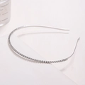 Minimalistische zilveren metalen haarband met glanzende strasstenen op witte trap - Zilver