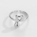 Detailansicht eines silbernen, verstellbaren Rings mit poliertem 3D-Buchstaben P Design - Buchstabe P