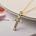 Collana con croce placcata oro con zirconi blu e pietre bianche a forma di cuore - Blu