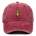 Détail de la broderie golden retriever sur une casquette en coton lavé bordeaux - Bordeaux