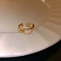 Goldener zweischichtiger offener Ring mit strukturierten Bändern und Zirkonia-Akzenten - Doppellagiges Strukturiertes Gold (23#)