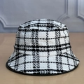 Berretto chic in tweed a quadri bianchi e neri con classica trama intrecciata - Regolabile / Cappello Da Pescatore A Scacchi / Bianco