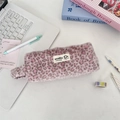 Plüsch-Federmappe mit rosa Leopardenmuster und Markenetikett auf weißem Tisch - Lila Rosa