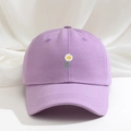 Berretto da baseball in cotone lavanda con ricamo a margherita su sfondo in tessuto bianco - Viola