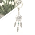 Porte-clés attrape-rêves argenté avec plumes en métal et perle turquoise sur fond blanc - Vert Turquoise