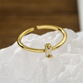 Eleganter vergoldeter offener Ring mit rechteckigem Zirkon auf weißem Strukturpapier - Einstellbar Offen / Weißer Zirkonia