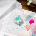 Schicke Frangipani-Haarklammer mit blau-grünem Farbverlauf auf weißem Papierhintergrund - Cyan-Klein