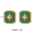 Detalle de pendientes cuadrados verdes con estrella dorada, medida 1,4cm y peso 5,7g - Pendientes de Botón Cuadrados de Estrella de Ocho Puntas Retro - Verde