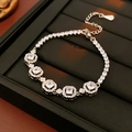 Detalle de pulsera con circonitas cuadradas, cadena ajustable y acabado plateado - Plateado