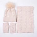 Conjunto de tres piezas de punto de ochos con gorro con pompón, bufanda y guantes beige - Set de 3 piezas / Blanco