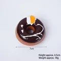 Magnete a forma di ciambella al cioccolato artificiale con glassa bianca e crema, 7cm - Marrone-Arancia