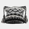 Detail van Fair Isle gebreide muts met kattenoren, jacquardpatroon en kwastvlechten - Zwart