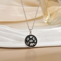Collana d'argento con ciondoli a stella e elefante su espositore in ceramica - Stile Tondo Argento Nero Cuore Elefante Luna (XL0465GA)