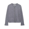 Détail d'un cardigan gris en maille avec de petits boutons et des bordures à volants - S / Gris