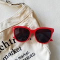 Gafas de sol rojas oversize para niños con remaches y lentes de protección UV - Rojo