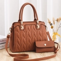 Bolso de mano marrón para mujer con acolchado en V, correa ajustable y estuche a juego - Amarillo Tierra