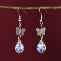 Orecchini in porcellana blu e bianca con fiocchi d'argento su un ramo rustico - E3 Orecchini Farfalla Blu e Bianca (Fiore Piccolo)