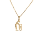 Gros plan du collier en acier inoxydable doré avec pendentif silhouette mère et deux enfants - Chaîne en Acier Inoxydable + 2 Garçons